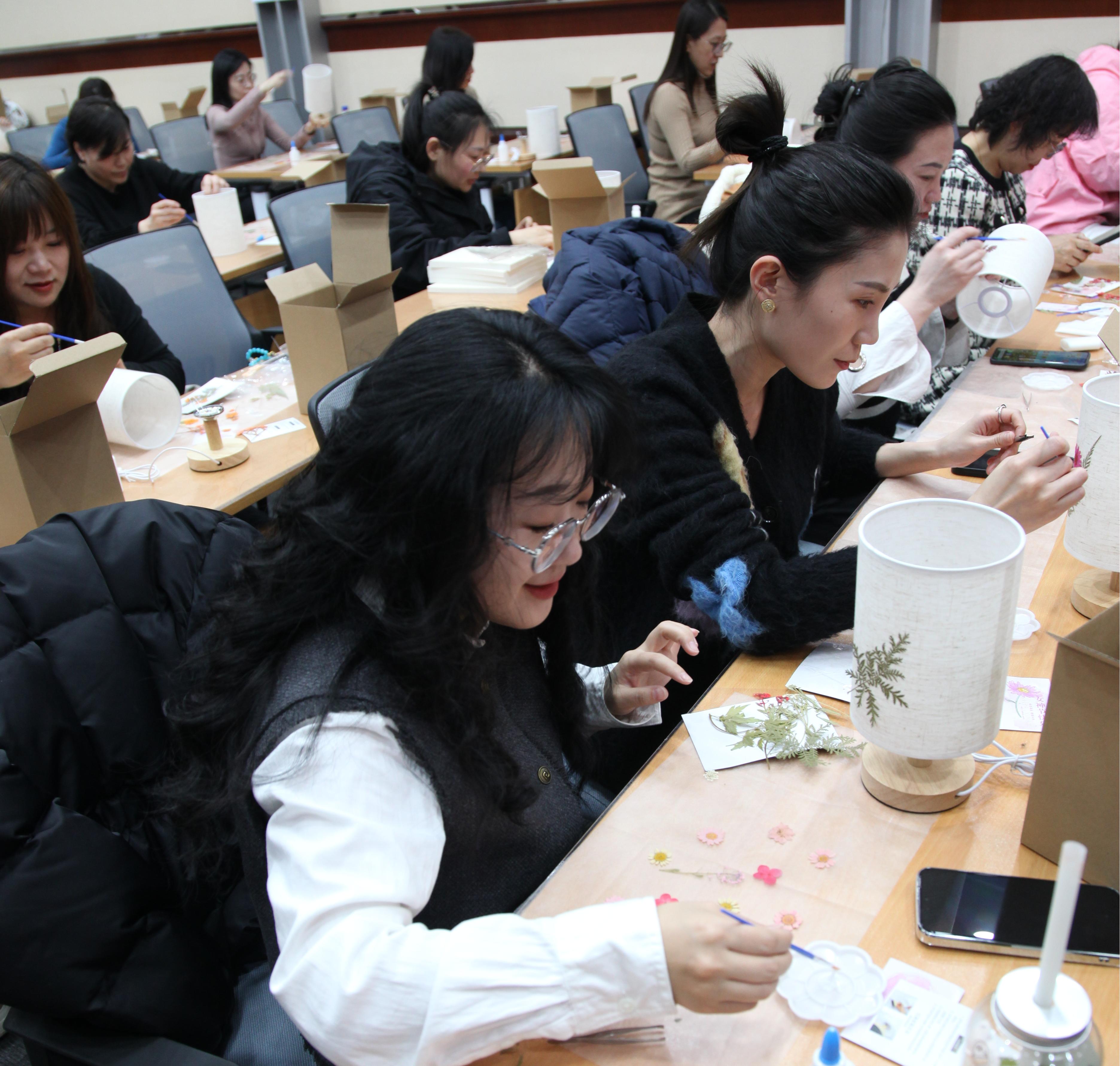 6.女职工制作压花台灯中.JPG